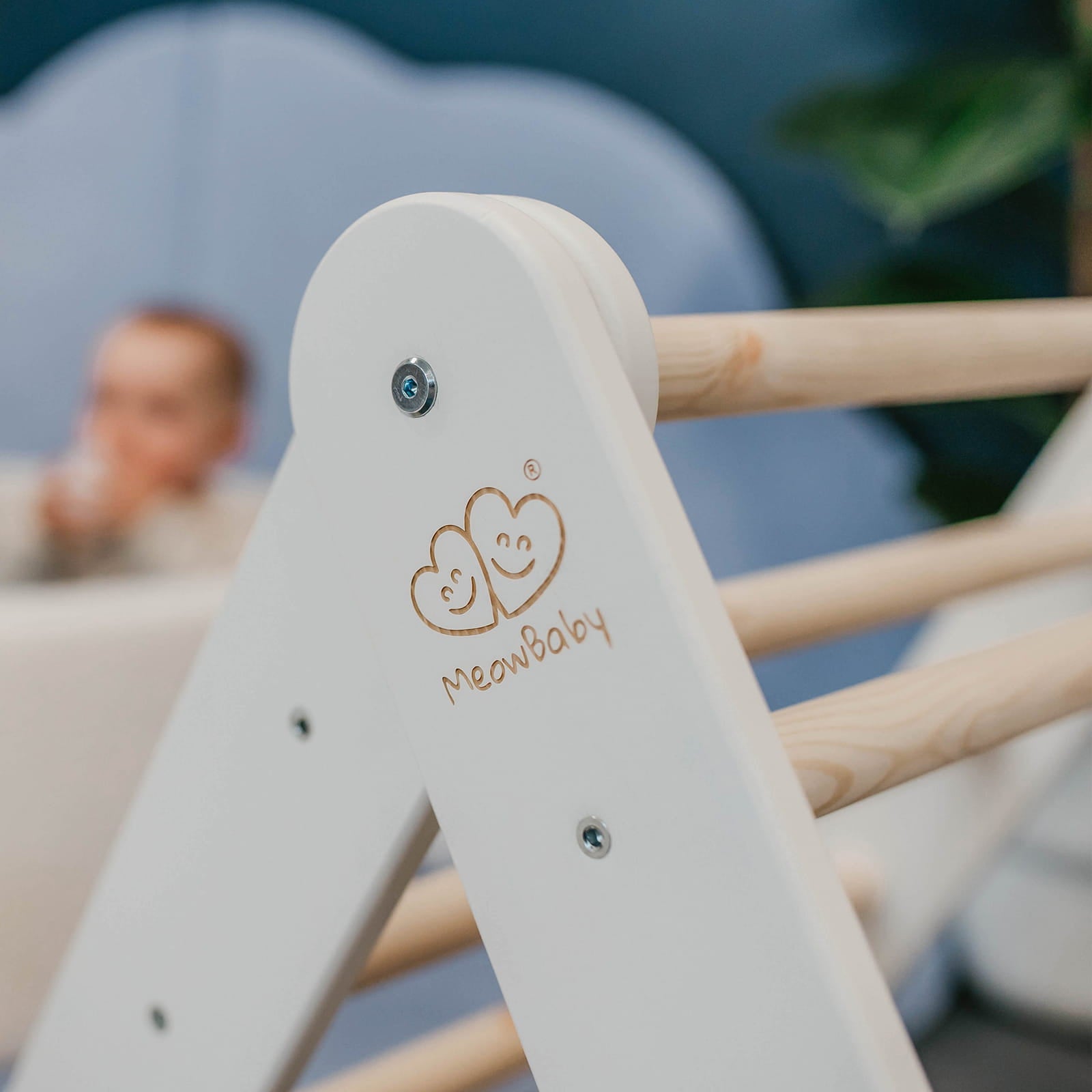 Wit ladderhuisje met een blauw-grijze hoes-mercibeaucoupp.eu